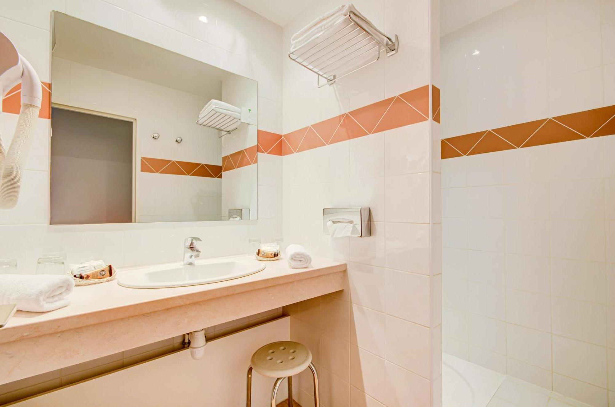 Hotel Les Nevons L'Isle-sur-la-Sorgue Room photo