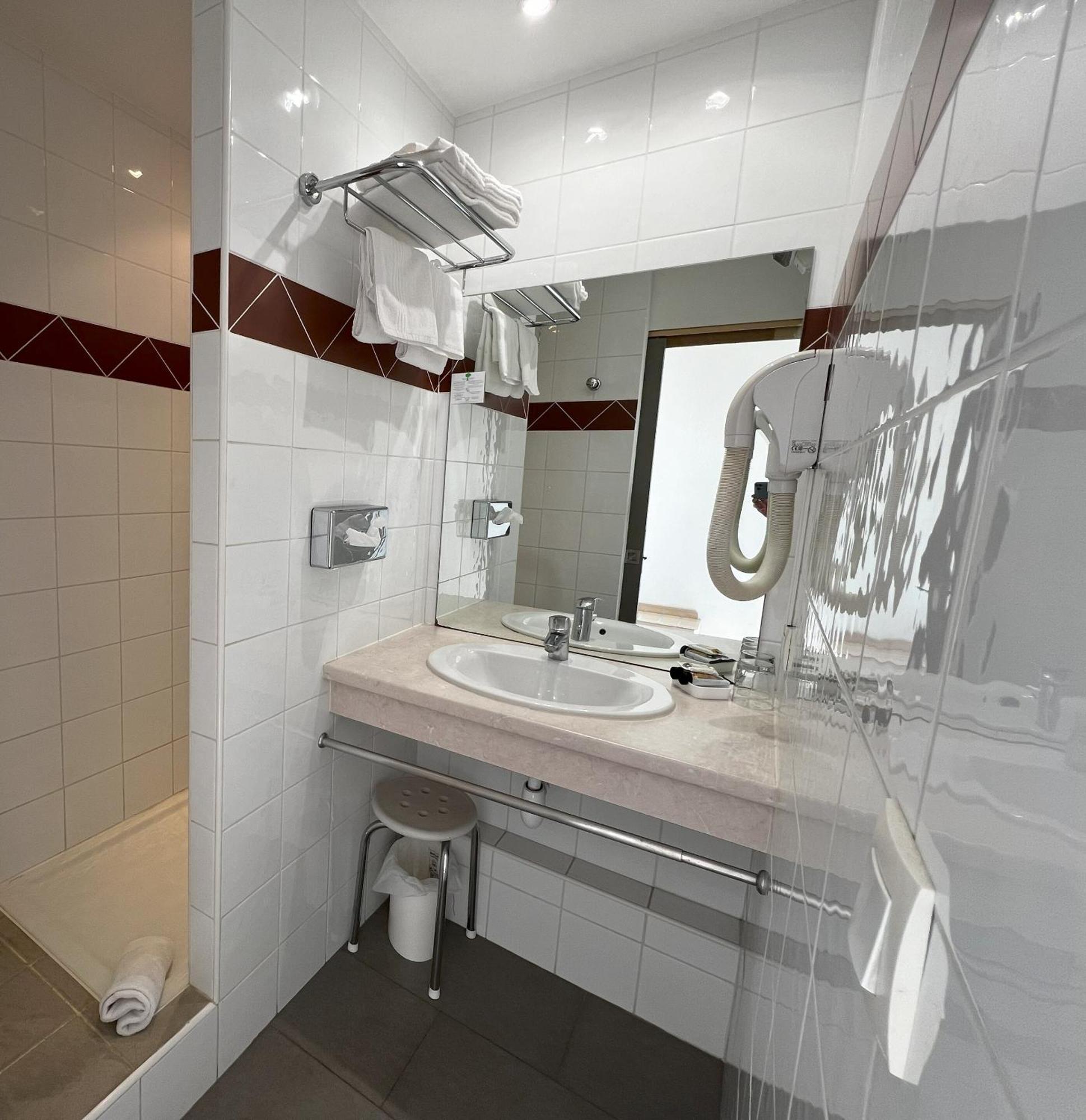 Hotel Les Nevons L'Isle-sur-la-Sorgue Room photo